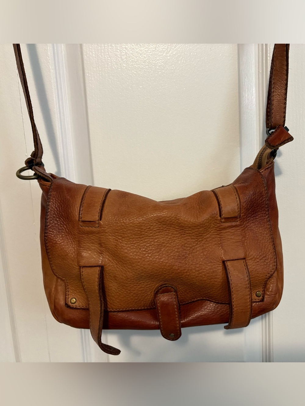 Mia Tomazsi genuine leather, rich caramel hand bag.